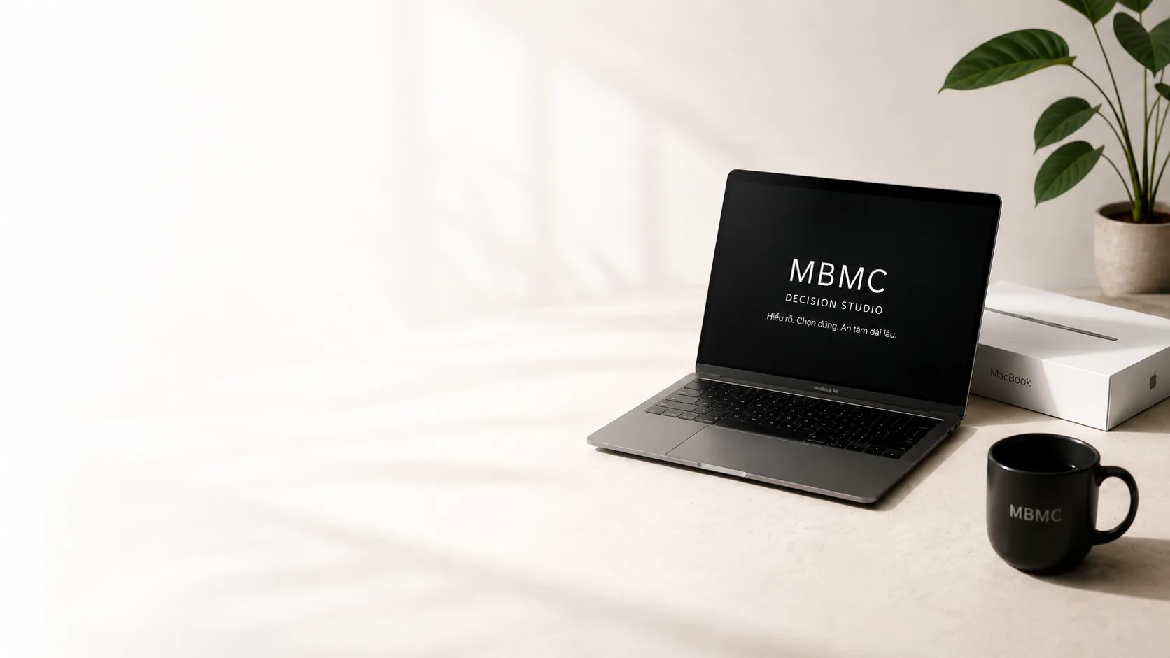 MacBook trên bàn làm việc với thông điệp MBMC Decision Studio