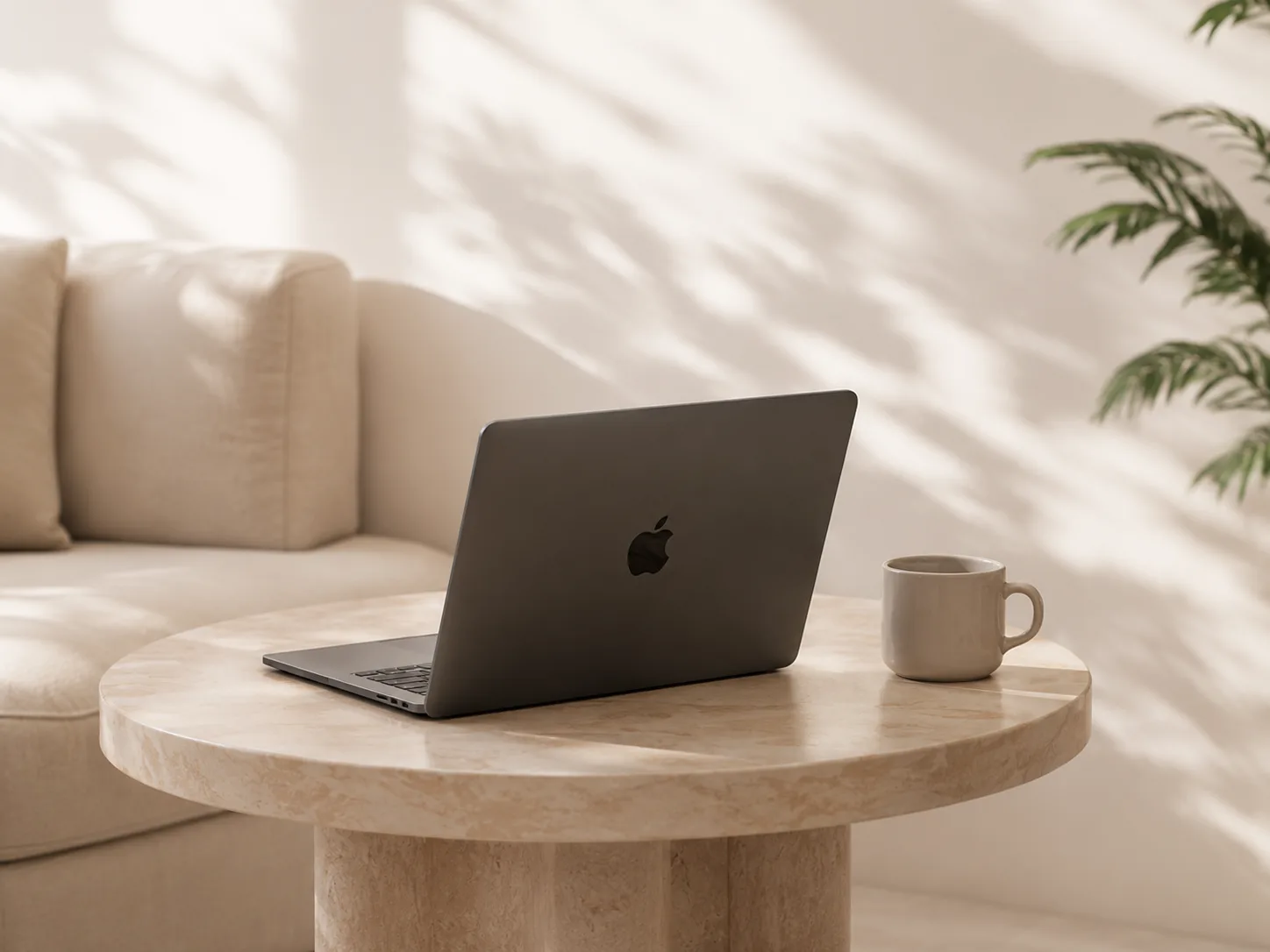 MacBook mở trên bàn trong một không gian yên tĩnh và nhiều ánh sáng